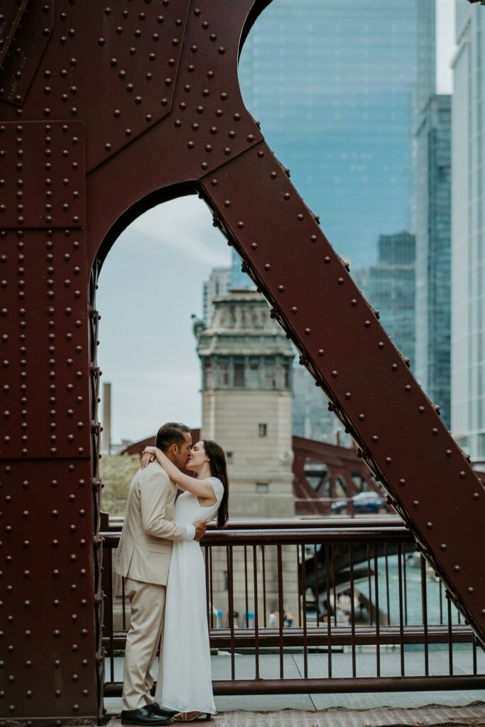 chicago riverwalk bridge elopement couple bridge portraits